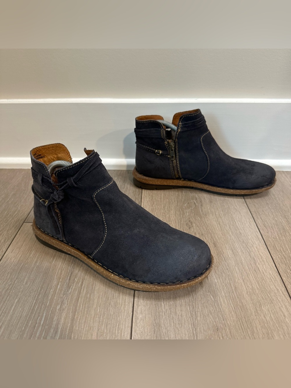 Born Women’s Size 8.5 Wynter Comfort Ankle Bootie Distressed Blue Nubuck